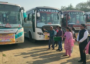 वाहनों को दिखाई हरी झण्डी