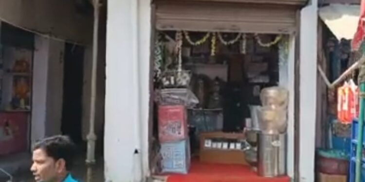 नौतन के सेमरिया गंगा मोड़ स्थित चार दुकानों में चोरी