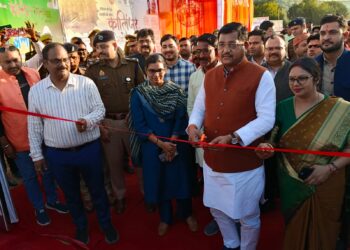 प्रदेश के जल शक्ति राज्य मंत्री रामकेश निषाद ने कालिंजर महोत्सव-2026 का फीता काटकर एवं दीप प्रज्वलित कर शुभारंभ किया।