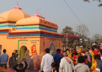 सिसवां शिवमन्दिर में लगी रही भक्तों की भीड़, हर-हर महादेव की जयघोष से गूंज उठे शिवालय