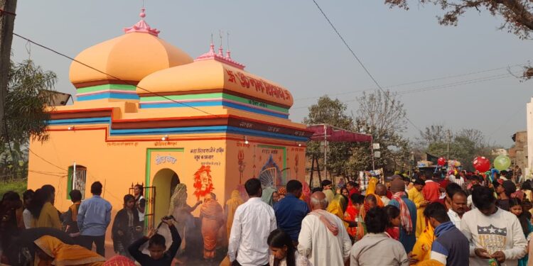 सिसवां शिवमन्दिर में लगी रही भक्तों की भीड़, हर-हर महादेव की जयघोष से गूंज उठे शिवालय
