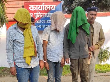 नगर थानान्तर्गत वाहन चेकिंग के क्रम में अवैध हथियार बरामद कर 02 अभियुक्तों को किया गया गिरफ्तार