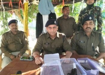 मधुबनी में 2 नाबालिग समेत 3 गिरफ्तार,2 देसी कट्टा बरामद:सोशल मीडिया पर हथियार लहराने और मारपीट के दो अलग मामलों में कार्रवाई