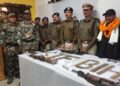 तीन लाख के इनामी सुरेश कोड़ा उर्फ मुस्तकीम ने बुधवार को बिहार एसटीएफ और मुंगेर के डीआइजी के समक्ष किया आत्मसमर्पण