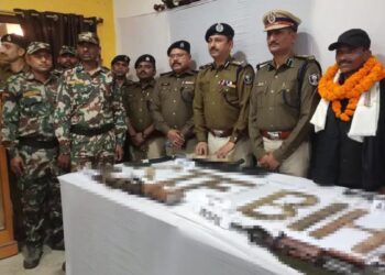 तीन लाख के इनामी सुरेश कोड़ा उर्फ मुस्तकीम ने बुधवार को बिहार एसटीएफ और मुंगेर के डीआइजी के समक्ष किया आत्मसमर्पण