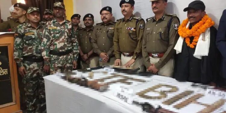 तीन लाख के इनामी सुरेश कोड़ा उर्फ मुस्तकीम ने बुधवार को बिहार एसटीएफ और मुंगेर के डीआइजी के समक्ष किया आत्मसमर्पण