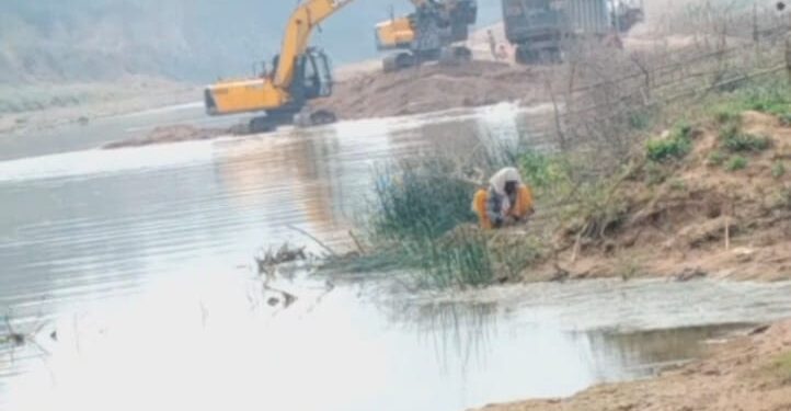 ब्रेकिंग न्यूज बांदा- बागे नदी में मौत के गड्ढे: खनन माफिया की बेखौफी