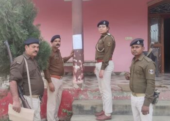 फरार अभियुक्तों के घर चस्पा हुआ इश्तेहार