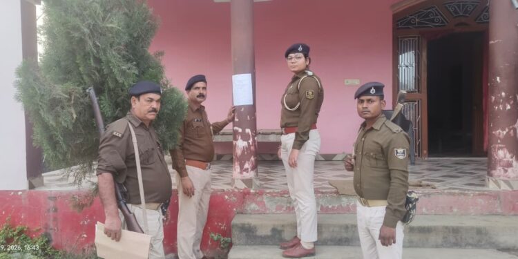 फरार अभियुक्तों के घर चस्पा हुआ इश्तेहार