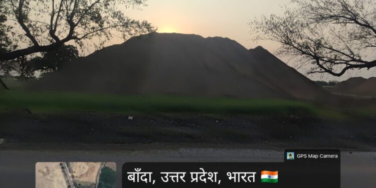 बांदा : पपरेंदा के पास बिना वैध रॉयल्टी लगा भारी बालू डंप, खनिज विभाग की चुप्पी पर उठे सवाल