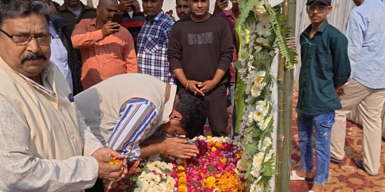 स्वतंत्रता सेनानी उमापति मिश्र के श्राद्ध में शामिल हुए बाहुबली विधायक अमरेन्द्र कुमार पाण्डेय उर्फ पप्पू पाण्डेय