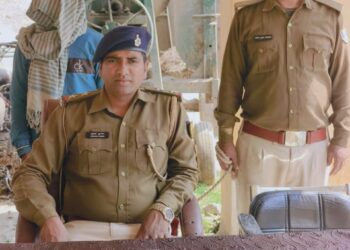 गोपालगंज पुलिस की बड़ी कार्रवाई: अवैध हथियार के साथ शातिर अपराधी गिरफ्तार, अपाचे बाइक भी जब्त।