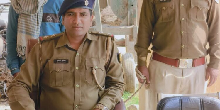 गोपालगंज पुलिस की बड़ी कार्रवाई: अवैध हथियार के साथ शातिर अपराधी गिरफ्तार, अपाचे बाइक भी जब्त।