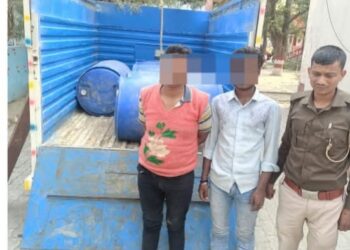 1100 लीटर स्प्रिट के साथ दो गिरफ्तार, पिकअप वाहन जब्त