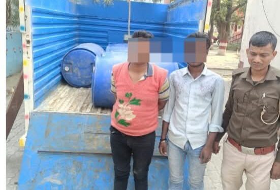 1100 लीटर स्प्रिट के साथ दो गिरफ्तार, पिकअप वाहन जब्त