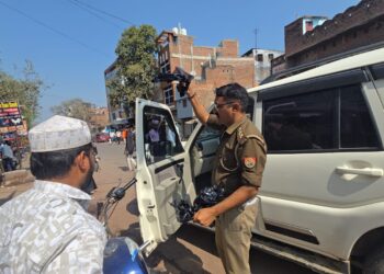 बांदा में काली फिल्म पर चला चाबुक, एसपी के निर्देश पर सघन अभियान