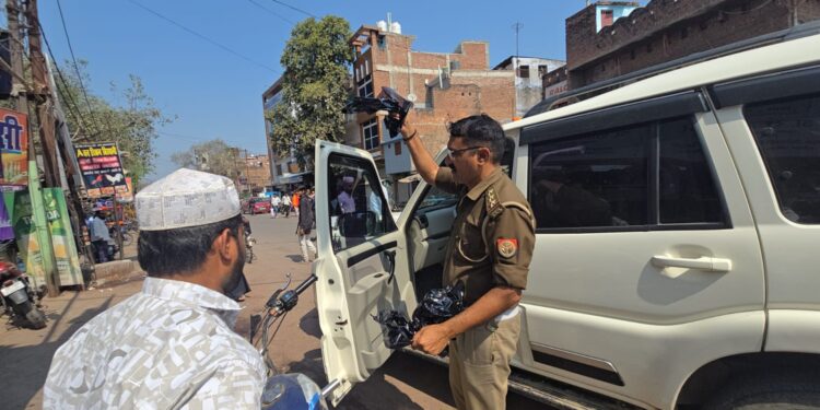 बांदा में काली फिल्म पर चला चाबुक, एसपी के निर्देश पर सघन अभियान