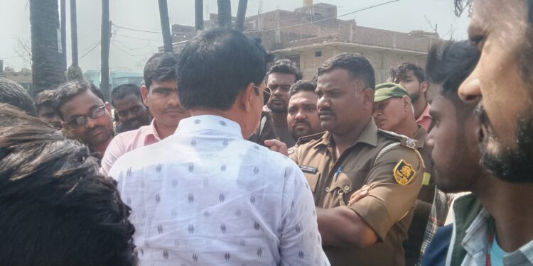 ईंट लदी ट्रैक्टर ट्रॉली की चपेट में आने से बालक की मौत