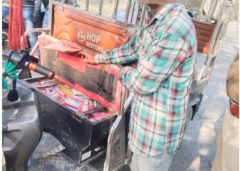 शराब तस्करों पर श्रीपुर पुलिस का शिकंजा, 25 लीटर देशी शराब के साथ तस्कर गिरफ्तार, ई-टेम्पू जब्त