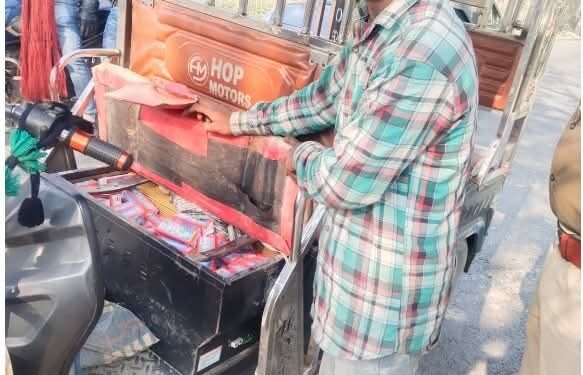 शराब तस्करों पर श्रीपुर पुलिस का शिकंजा, 25 लीटर देशी शराब के साथ तस्कर गिरफ्तार, ई-टेम्पू जब्त