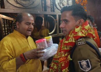 थावे मंदिर चोरी कांड: गोपालगंज पुलिस ने वापस लौटाई मां की आभा, मंदिर समिति को सौंपे गए बरामद आभूषण।