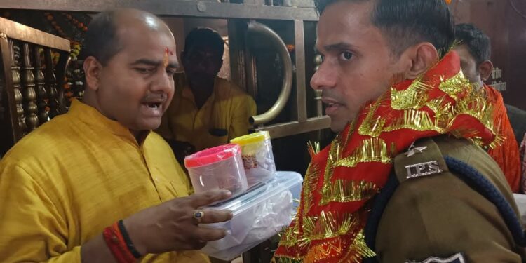 थावे मंदिर चोरी कांड: गोपालगंज पुलिस ने वापस लौटाई मां की आभा, मंदिर समिति को सौंपे गए बरामद आभूषण।