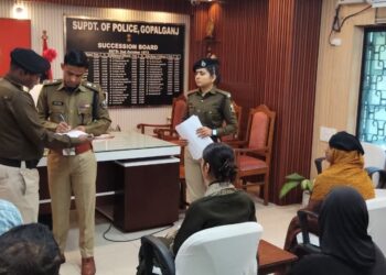 गोपालगंज: पुलिस अधीक्षक ने सुनीं जनता की फरियाद, त्वरित निवारण के दिए निर्देश।