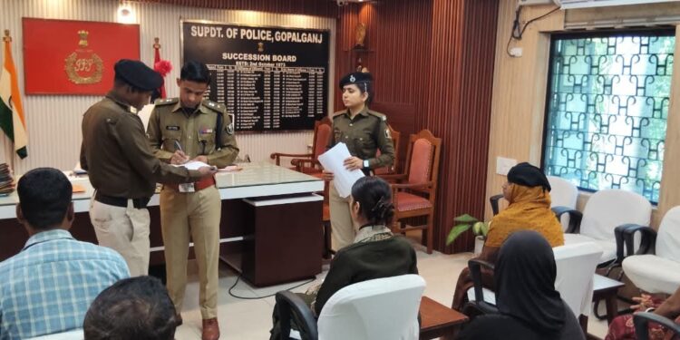 गोपालगंज: पुलिस अधीक्षक ने सुनीं जनता की फरियाद, त्वरित निवारण के दिए निर्देश।