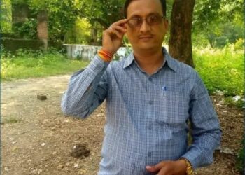 तल्ख़ है कितना सुख से जीना पूंछ ये हम फनकारों से,हम सब लोहा काट रहे हैं कागज़ की तलवारों से ।”