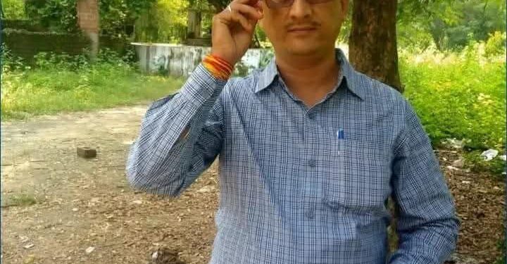 तल्ख़ है कितना सुख से जीना पूंछ ये हम फनकारों से,हम सब लोहा काट रहे हैं कागज़ की तलवारों से ।”