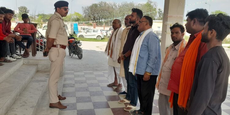 नौतन थाना परिसर में गुंडा परेड आयोजित, शामिल हुए दागी चेहरे