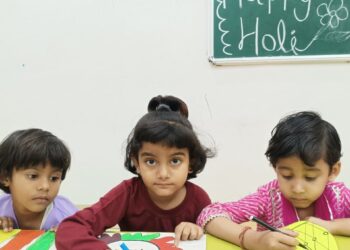 यूरो किड्स में नन्हें मुन्नों ने खेली प्यार की होली