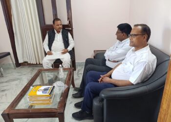 डीएवी पीजी कॉलेज में महिला प्राध्यापकों को विशेष अवकाश से वंचित रखने का मामला : शिक्षक संघ ने विधान पार्षद से की मुलाकात