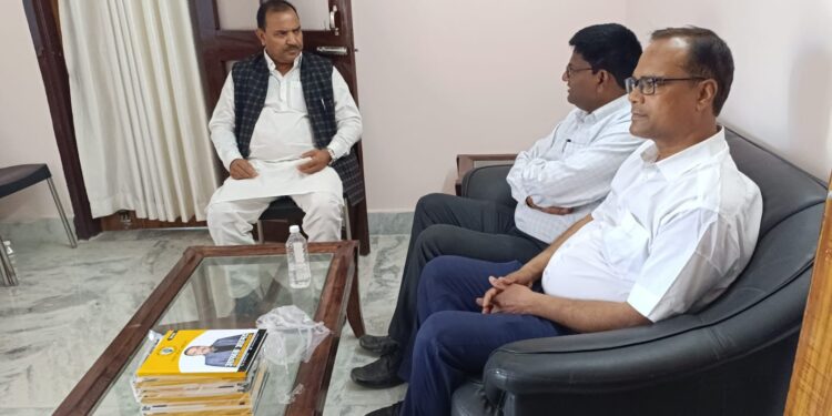 डीएवी पीजी कॉलेज में महिला प्राध्यापकों को विशेष अवकाश से वंचित रखने का मामला : शिक्षक संघ ने विधान पार्षद से की मुलाकात