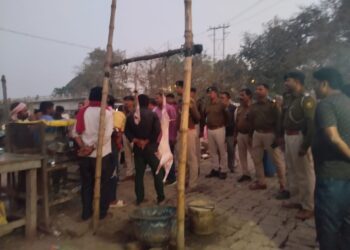 होली को लेकर विजयीपुर प्रशासन अलर्ट: बाजार में निकला फ्लैग मार्च, खुले में मांस बिक्री पर सख्त चेतावनी