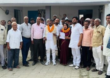 मुरारपट्टी पैक्स चुनाव में पति-पत्नी पूर्व मुखिया दंपति ने दाखिल किया नामांकन