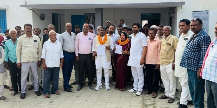 मुरारपट्टी पैक्स चुनाव में पति-पत्नी पूर्व मुखिया दंपति ने दाखिल किया नामांकन