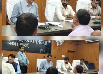 गोपालगंज: डीएम ने जनता दरबार में सुनीं लोगों की समस्याएं, अधिकारियों को दिए त्वरित समाधान के निर्देश