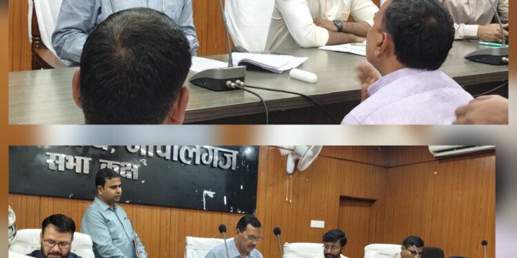 गोपालगंज: डीएम ने जनता दरबार में सुनीं लोगों की समस्याएं, अधिकारियों को दिए त्वरित समाधान के निर्देश