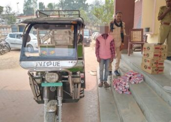 ई-रिक्शा से शराब तस्करी का भंडाफोड़, 49 लीटर देसी शराब के साथ एक गिरफ्तार