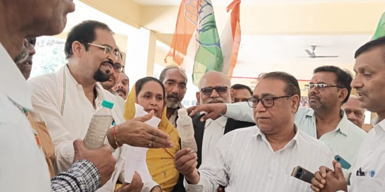 बांदा में कांग्रेस का प्रदर्शन, विभिन्न समस्याओं को लेकर डीएम के माध्यम से मुख्यमंत्री को सौंपा ज्ञापन