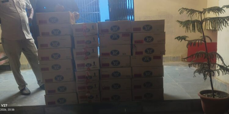 कटेया में शराब तस्करी का भंडाफोड़: 29 पेटी देसी शराब के साथ तस्कर गिरफ्तार, स्विफ्ट कार जब्त