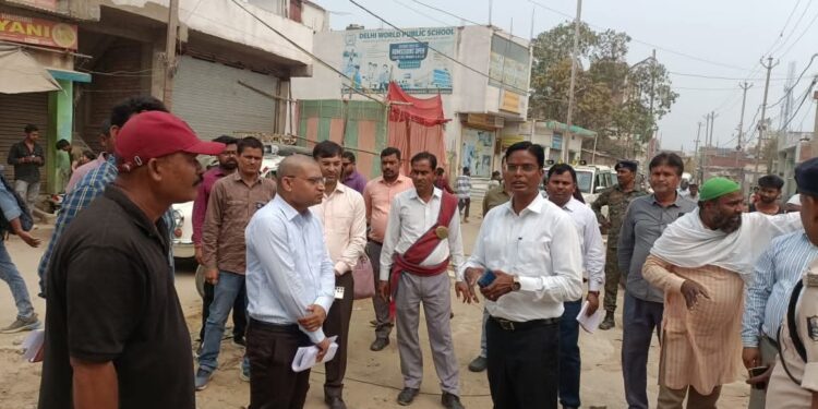 डीएम ने सड़क निर्माण कार्य का किये निरीक्षण