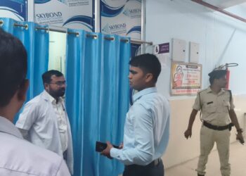 डीएम ने प्रखंड कार्यालय, अस्पताल व थाने का किया औचक निरीक्षण