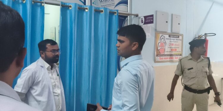 डीएम ने प्रखंड कार्यालय, अस्पताल व थाने का किया औचक निरीक्षण