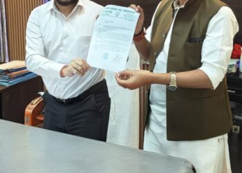 गोपालगंज में रसोई गैस की किल्लत पर राजद का हंगामा, रोजेदारों की परेशानी को लेकर एडीएम को सौंपा ज्ञापन