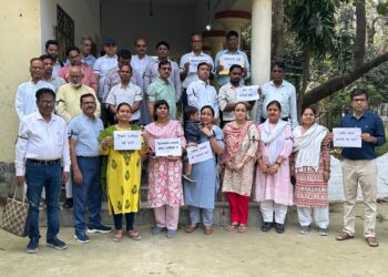 डीएवी पीजी कॉलेज के प्रिंसिपल के विरुद्ध आंदोलन शुरू, काली पट्टी बांध व तख्तियां लेकर किया प्रदर्शन