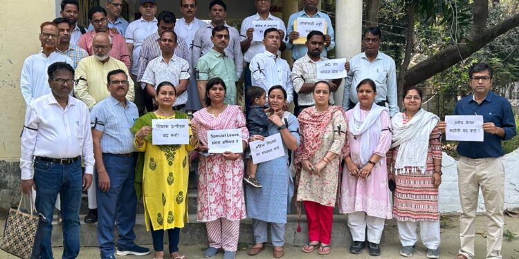 डीएवी पीजी कॉलेज के प्रिंसिपल के विरुद्ध आंदोलन शुरू, काली पट्टी बांध व तख्तियां लेकर किया प्रदर्शन