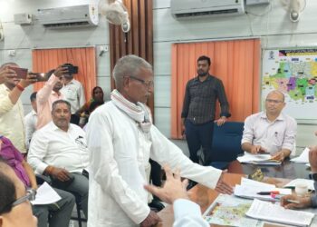 गोपालगंज समाहरणालय में जनता दरबार, डीएम पवन कुमार सिन्हा ने सुनीं लोगों की समस्याएं