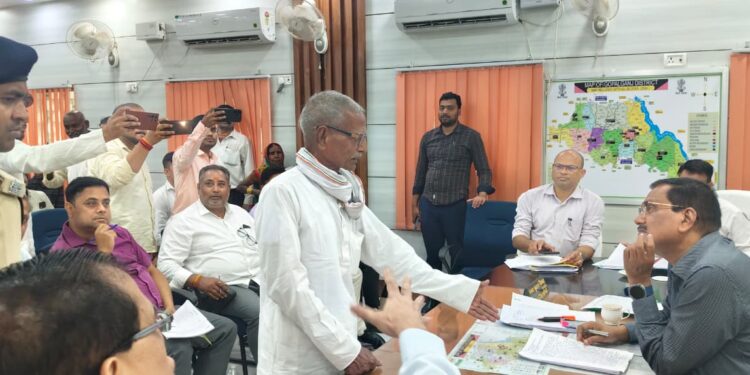 गोपालगंज समाहरणालय में जनता दरबार, डीएम पवन कुमार सिन्हा ने सुनीं लोगों की समस्याएं